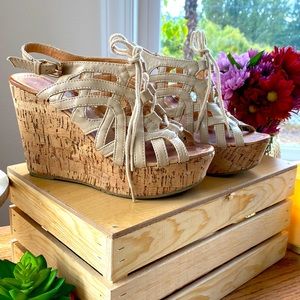 90s Tan wedges 🌻